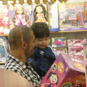 Fernando Medeiros conversa com o filho, Lucca, durante passeio em shopping