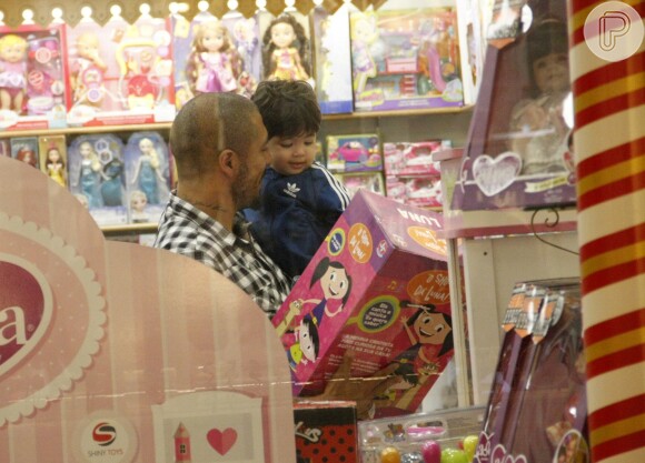 Fernando Medeiros conversa com o filho, Lucca, durante passeio em shopping