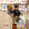 Fernando Medeiros e o filho, Lucca, foram clicados em shopping na Barra da Tijuca