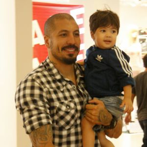 Fernando Medeiros curte passeio com o filho, Lucca, no Rio de Janeiro nesta terça-feira, dia 09 de janeiro de 2018