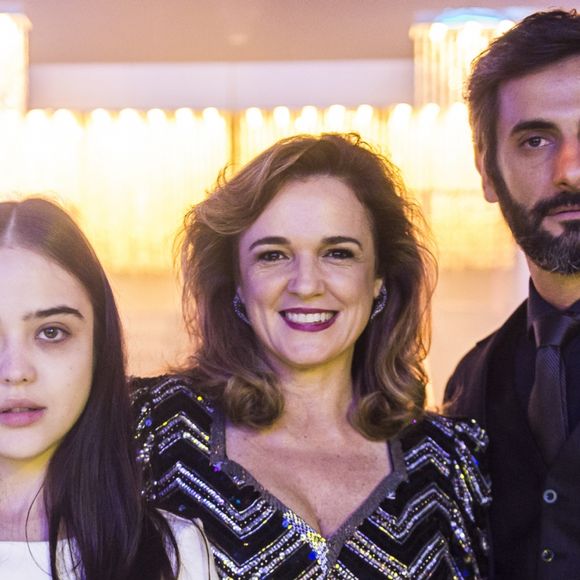 Laura (Bella Piero) constata ter sido abusada sexualmente e psicologicamente por Vinícius (Flávio Tolezani) na infância, na novela 'O Outro Lado do Paraíso'