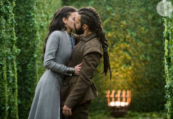 Na novela 'Deus Salve o Rei', Constatino (José Fidalgo) e Catarina (Bruna Marquezine) se beijam no capítulo que vai ao ar na segunda-feira, 15 de janeiro de 2018