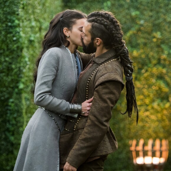 Na novela 'Deus Salve o Rei', Constatino (José Fidalgo) e Catarina (Bruna Marquezine) se beijam no capítulo que vai ao ar na segunda-feira, 15 de janeiro de 2018
