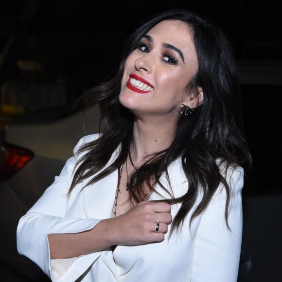 Tatá Werneck, noiva de Rafael Vitti, mostra aliança em estreia de novela 'Deus Salve o Rei' nesta terça-feira, dia 09 de janeiro de 2017