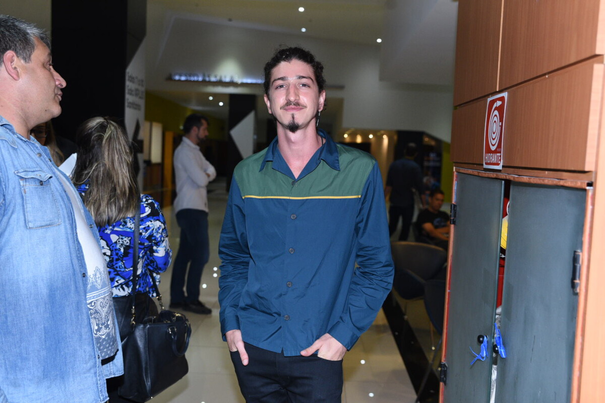 Foto Johnny Massaro Acompanhou Seu Par Romântico Em Cena Na Estreia Promovida Em Shopping De 