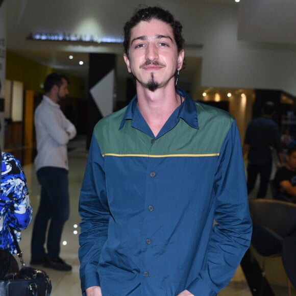 Johnny Massaro acompanhou seu par romântico em cena na estreia promovida em shopping de São Paulo