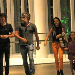 Pally Siqueira mostrou sintonia com Ella Felipa, de 6 anos, filha de Fabio Assunção, em passeio no shopping com o ator