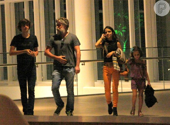 Fabio Assunção passeou com os filhos e Pally Siqueira, em shopping do Rio, na noite desta terça-feira, 9 de janeiro de 2018