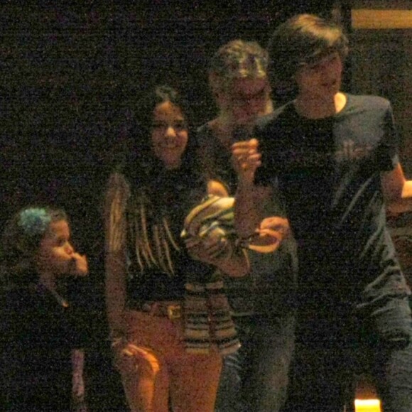 Fabio Assunção, os filhos dele, e Pally Siqueira jantaram em restaurante japonês do shopping Village Mall