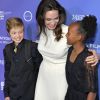 Shiloh, filha de Angelina Jolie, combinou mochila e terno na pré-estreia de 'The Breadwinner', em Hollywood, em outubro de 2017