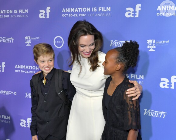 Shiloh, filha de Angelina Jolie, combinou mochila e terno na pré-estreia de 'The Breadwinner', em Hollywood, em outubro de 2017
