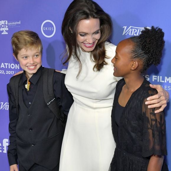 Shiloh, filha de Angelina Jolie, combinou mochila e terno na pré-estreia de 'The Breadwinner', em Hollywood, em outubro de 2017