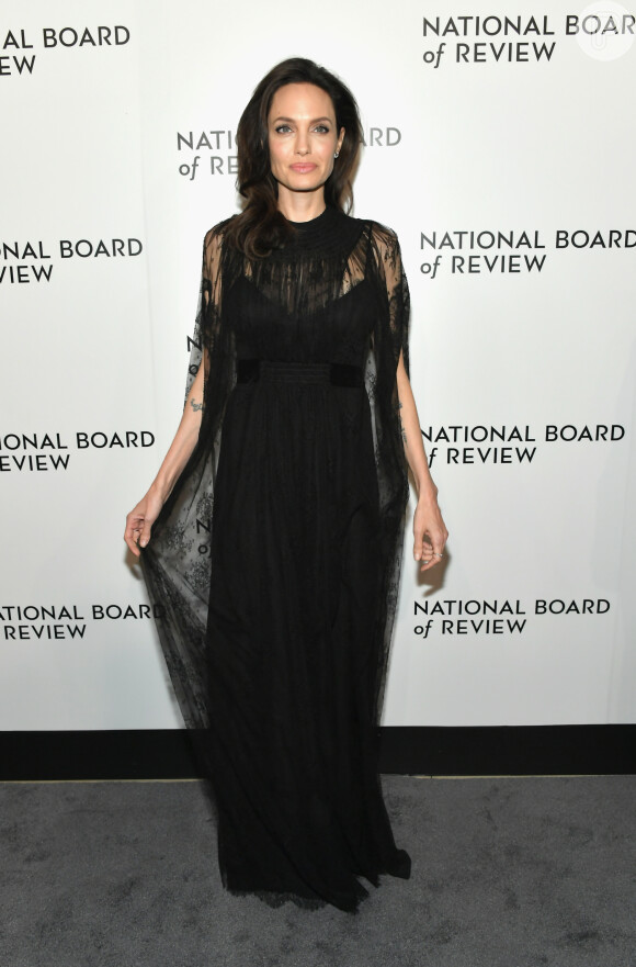 Angelina Jolie investiu em um longo preto e de tule para o National Board Of Review Awards