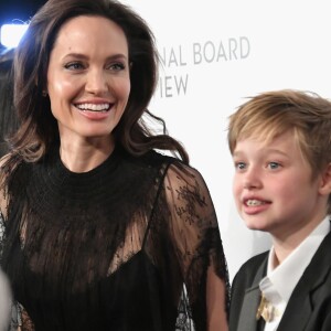 Shiloh, filha de Angelina, quebrou a clavícula ao praticar snowboard com a família no Lago Tohoe durante as festas de fim de ano