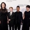 Angelina Jolie posou com as filhas Shiloh, de 11 anos, e Zahara, de 13, e a ativista de direitos humanos Loung Ung no National Board Of Review Awards, na terça-feira, 9 de janeiro de 2018