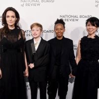 Filha de Angelina Jolie, Shiloh usa terno e tala em evento de gala após acidente