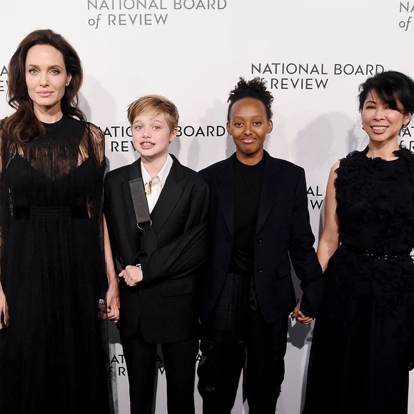 Angelina Jolie posou com as filhas Shiloh, de 11 anos, e Zahara, de 13, e a ativista de direitos humanos Loung Ung no National Board Of Review Awards, na terça-feira, 9 de janeiro de 2018