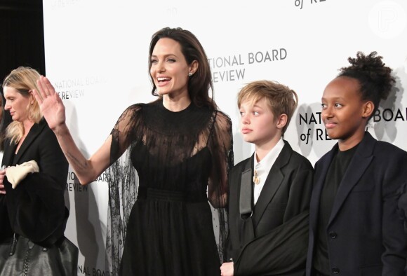 Shiloh, filha de Angelina Jolie, chamou atenção com uma tala no braço durante a cerimônia de gala