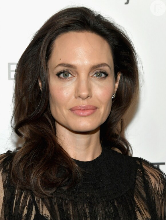 Angelina Jolie recebeu o prêmio de Liberdade de Expressão pelo trabalho como diretora no filme 'First They Killed My Father' no National Board Of Review Awards 