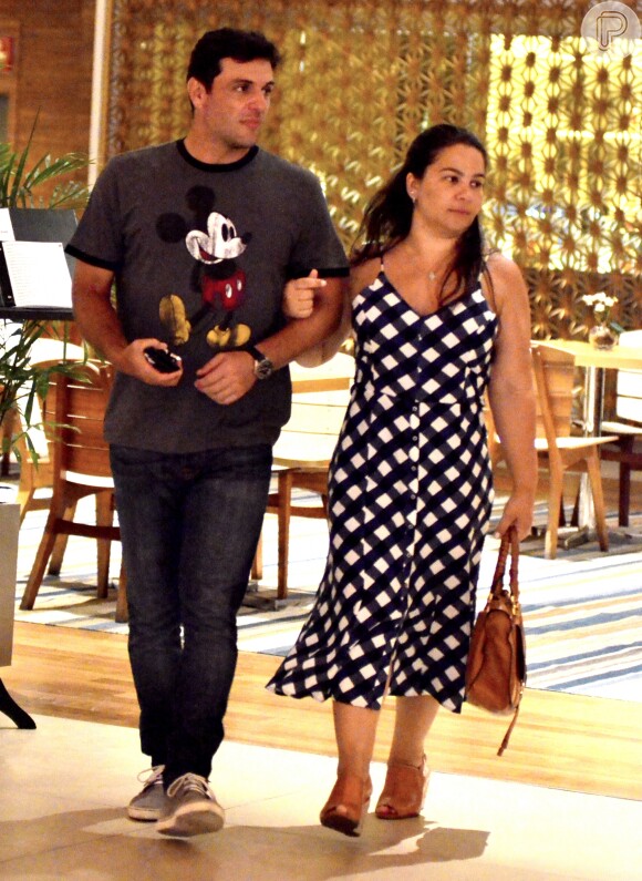 Rodrigo Lombardi passeou com a mulher, Betty Baumgarte, por um shopping carioca