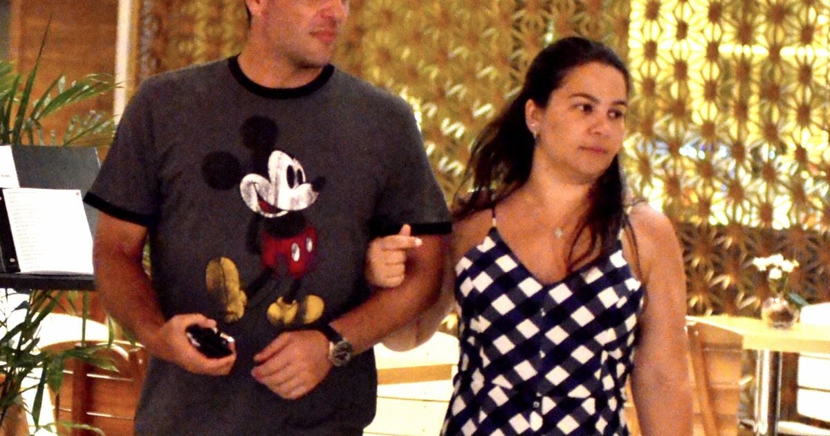 Rodrigo Lombardi passeou com a mulher, Betty Baumgarte, por um shopping carioca Purepeople