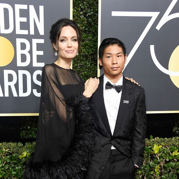 Angelina Jolie foi fotografada com o filho Pax no tapete vermelho no Globo de Ouro no domingo, 7 de janeiro de 2018