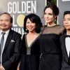 Angelina Jolie posou no Globo de Ouro com o filho, Pax, o diretor Rithy Panh e a ativista Loung Ung