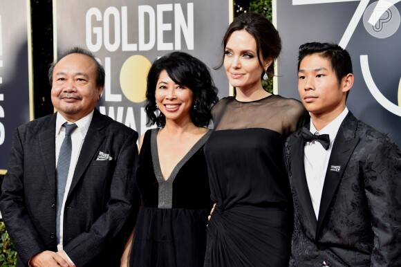 Angelina Jolie posou no Globo de Ouro com o filho, Pax, o diretor Rithy Panh e a ativista Loung Ung