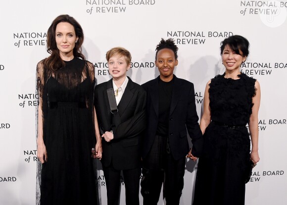 Angelina Jolie levou as filhas Shiloh, de 11 anos, e Zahara, de 13, para o National Board Of Review Awards na terça-feira, 9 de janeiro de 2017