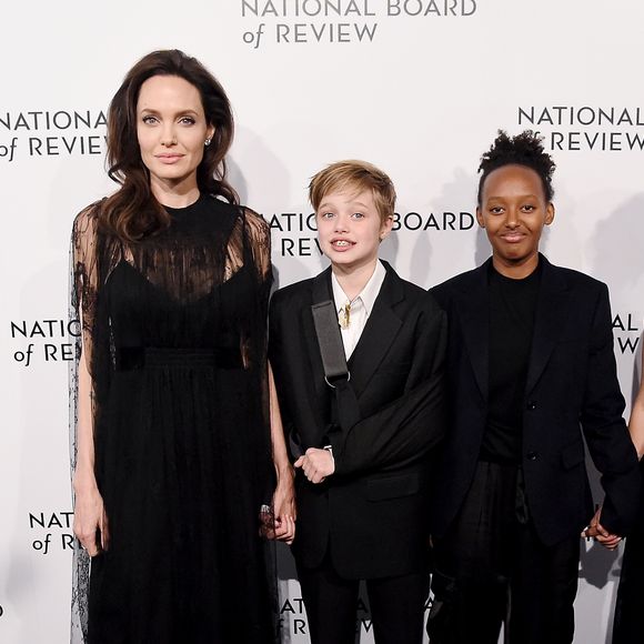 Angelina Jolie levou as filhas Shiloh, de 11 anos, e Zahara, de 13, para o National Board Of Review Awards na terça-feira, 9 de janeiro de 2017