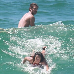 Dani Suzuki e o namorado, Fernando Roncato, surfaram na Barra da Tijuca, Zona Oeste do Rio