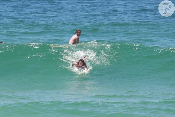 Dani Suzuki e o namorado, Fernando Roncato, surfaram na Barra da Tijuca, Zona Oeste do Rio