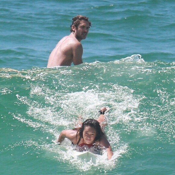 Dani Suzuki e o namorado, Fernando Roncato, surfaram na Barra da Tijuca, Zona Oeste do Rio