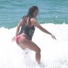 Dani Suzuki, namorada de Fernando Roncato, mostrou habilidade na prancha em manhã de surfe, no Rio de Janeiro