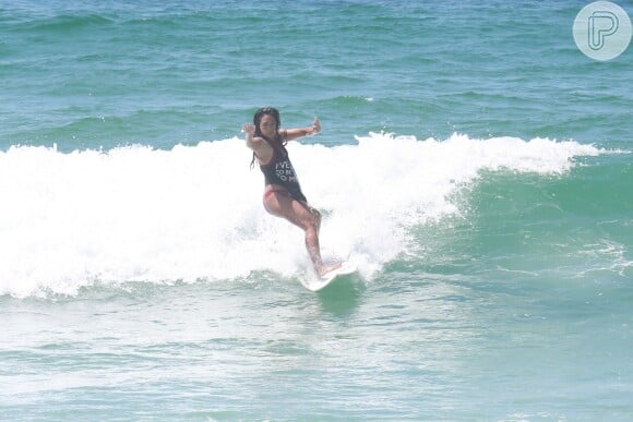 Dani Suzuki, namorada de Fernando Roncato, surfou em praia da Barra da Tijuca, Zona Oeste do Rio de Janeiro