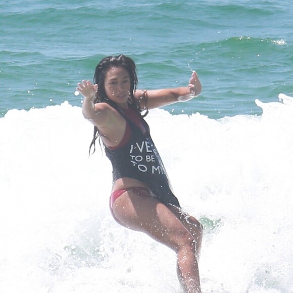 Dani Suzuki, namorada de Fernando Roncato, surfou em praia da Barra da Tijuca, Zona Oeste do Rio de Janeiro