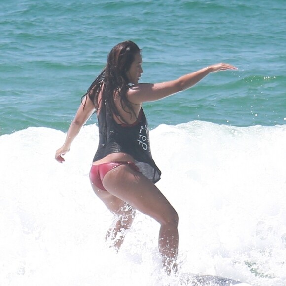 Dani Suzuki mostrou habilidade ao surfar na praia da Barra da Tijuca, Zona Oeste do Rio