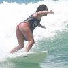 Dani Suzuki mostrou habilidade ao surfar na praia da Barra da Tijuca, Zona Oeste do Rio, nesta quarta-feira, 10 de janeiro de 2018