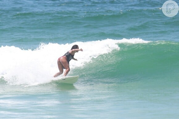 Dani Suzuki mostrou habilidade ao surfar na praia da Barra da Tijuca, Zona Oeste do Rio, nesta quarta-feira, 10 de janeiro de 2018