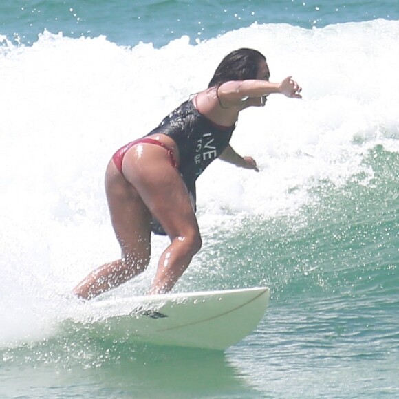 Dani Suzuki mostrou habilidade ao surfar na praia da Barra da Tijuca, Zona Oeste do Rio, nesta quarta-feira, 10 de janeiro de 2018