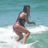 Dani Suzuki, namorada de Fernando Roncato, mostrou habilidade na prancha em manhã de surfe, no Rio de Janeiro, nesta quarta-feira, 10 de janeiro de 2018