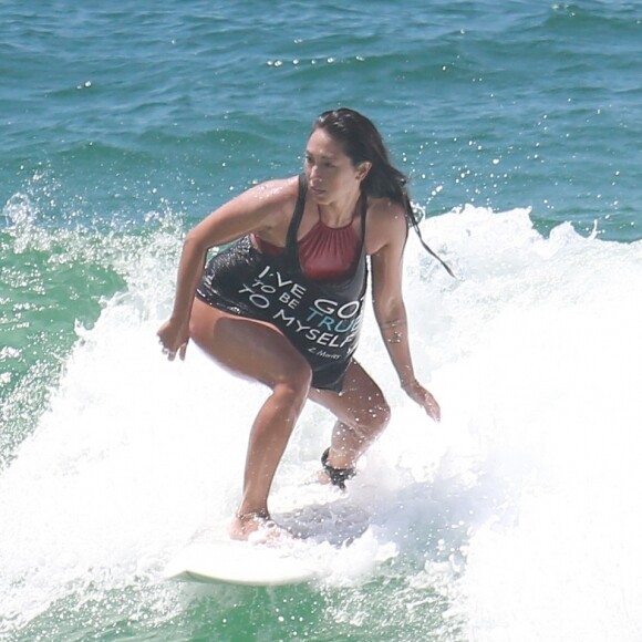 Dani Suzuki, namorada de Fernando Roncato, surfou em praia da Barra da Tijuca, Zona Oeste do Rio de Janeiro, nesta quarta-feira, 10 de janeiro de 2018