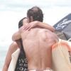 Dani Suzuki e o namorado, Fernando Roncato, trocaram beijos após surfarem na praia da Barra da Tijuca, nesta quarta-feira, 10 de janeiro de 2018