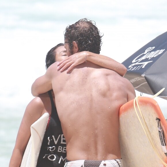 Dani Suzuki e o namorado, Fernando Roncato, trocaram beijos após surfarem na praia da Barra da Tijuca, nesta quarta-feira, 10 de janeiro de 2018