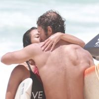 Dani Suzuki e o namorado, Fernando Roncato, trocam beijos após surfarem. Fotos!