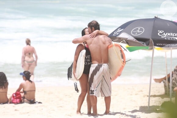 Dani Suzuki e o namorado, Fernando Roncato, trocaram beijos após surfarem juntos, nesta quarta-feira, 10 de janeiro de 2018