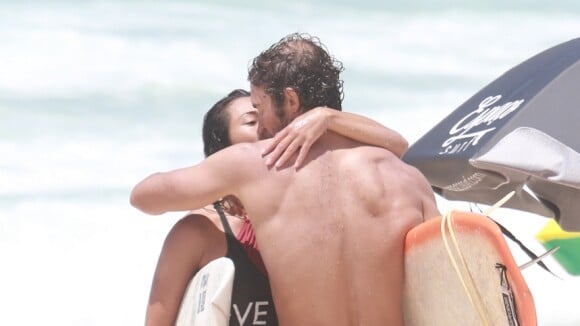 Dani Suzuki e o namorado, Fernando Roncato, trocam beijos após surfarem. Fotos!