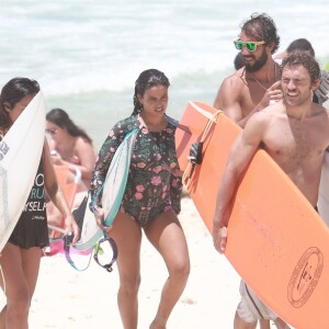 Dani Suzuki e o namorado, Fernando Roncato, deixaram praia da Barra da Tijuca com amigos