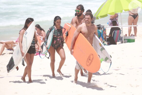 Dani Suzuki e o namorado, Fernando Roncato, deixaram praia da Barra da Tijuca com amigos