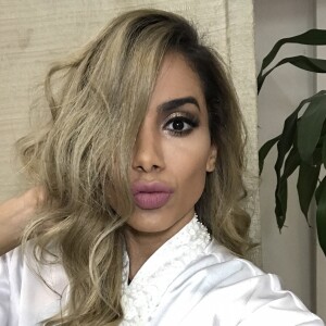 Thiago Magalhães confessa que ganha ajuda de Anitta para aprender a dançar: 'Sou horrível! Ela está tentando, mas falta talento aqui mesmo'